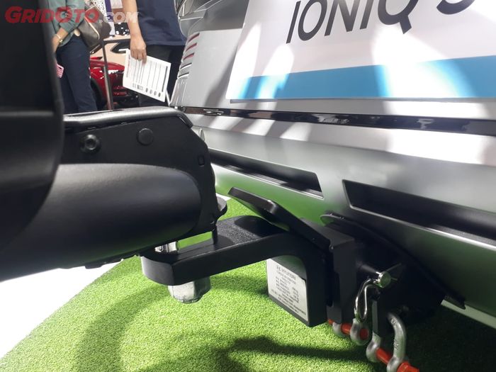 Thule VeloCompact 925 model tow bar terpasang rigid memanfaatkan titik towing yang berada di bawah bumper untuk tempat dudukan rak sepeda