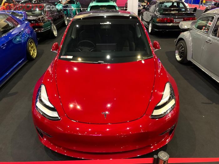 Modifikasi Tesla Model 3 dengan pelek besar