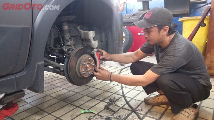 Ilustasi penggantian brake pad Brembo dalam program Mudik Aman Bersama Brembo