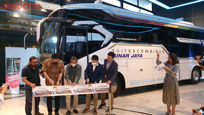 Proses peresmian peluncuran 3 bus baru Laksana dihadiri perwakilan PO Sinar Jaya dan Ikatan Pengusaha Otobus Muda Indonesia