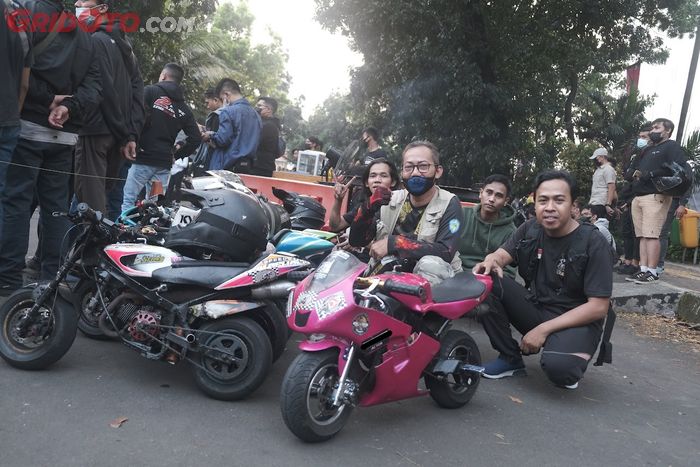 Gandhy Kusuma (tengah), Ketua Komunitas Motor Mini Indonesia (KOMMI) bersama rekan-rekan sekomunitasnya.