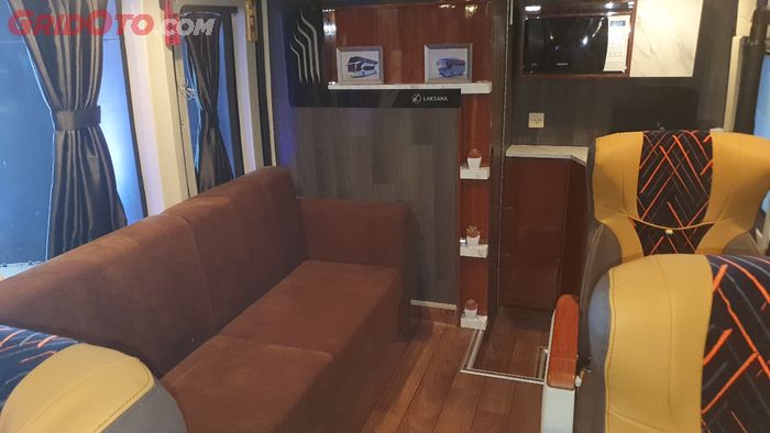 Sofa, dapur dan toilet di kabin belakang bus Tourista