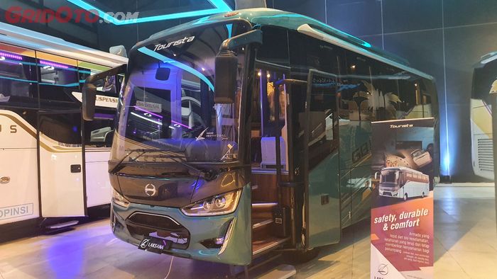 Bus Tourista berbasis sasis Hino GB 150 AT diklaim tepat untuk jadi motorhome karena bertransmisi otomatis