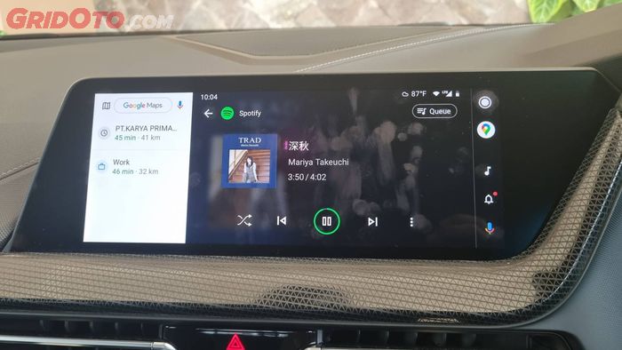 Fitur Wireless Android Auto pada sistem iDrive BMW 218i.