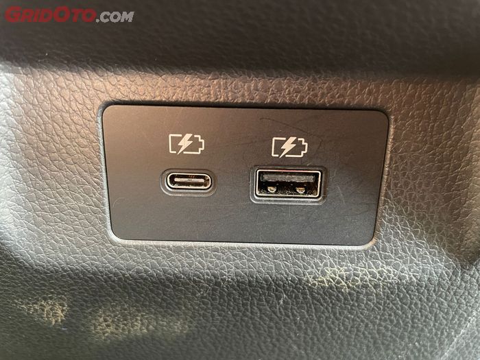 Kanal pengisi daya tersedia USB tipe A dan C