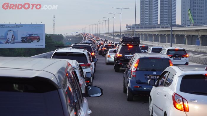 Kemacetan Parah di Ruas Tol Layang BMZ Cikampek Pukul 6.00 Pagi (28/4/2022)