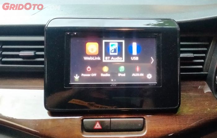 Head unit dengan koneksi Bluetooth dan WebLink pada Suzuki Ertiga Suzuki Sport.