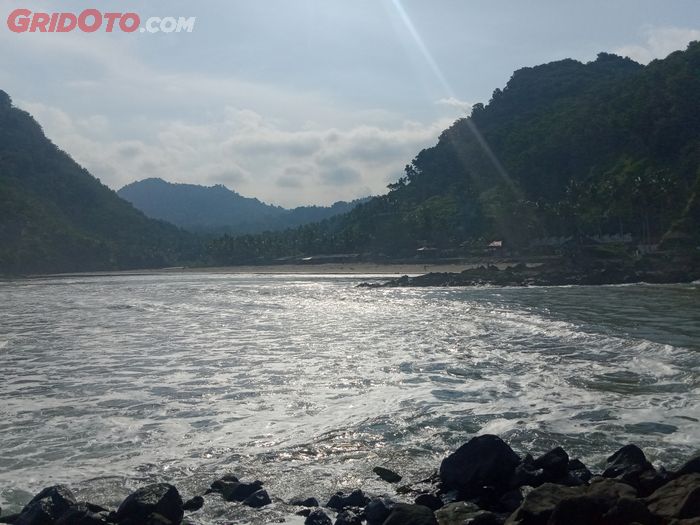 Pemandangan dua bukit yang ada di Pantai Karangbolong yang bisa dilihat dari sisi barat Pantai Suwuk.