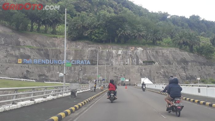 Jalan ke Bandung via Cirata cenderung melebar, namun efisien menghindari kemacetan di ruas tol dan jalan arteri utama