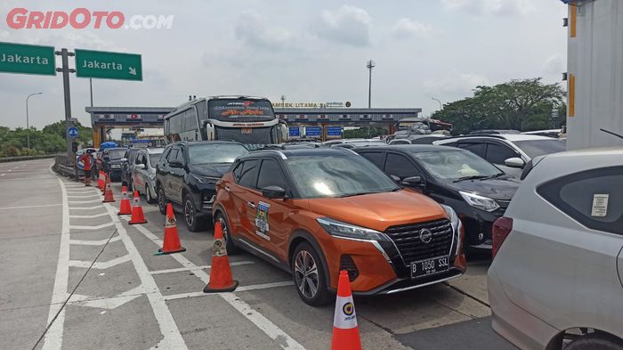 Nissan Kicks e-POWER tertahan di Gerbang Cikampek Utama.