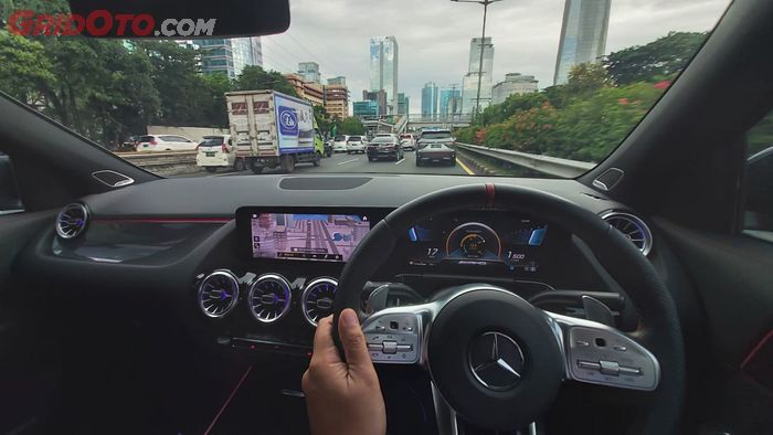 Mengemudikan Mercedes-AMG GLA 35 4MATIC di tengah kemacetan Jakarta