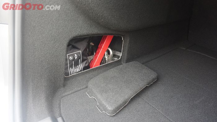 Kompartemen tersembunyi di bagasi BMW 218i Gran Coupe yang menyimpan alat-alat dan tas P3K.