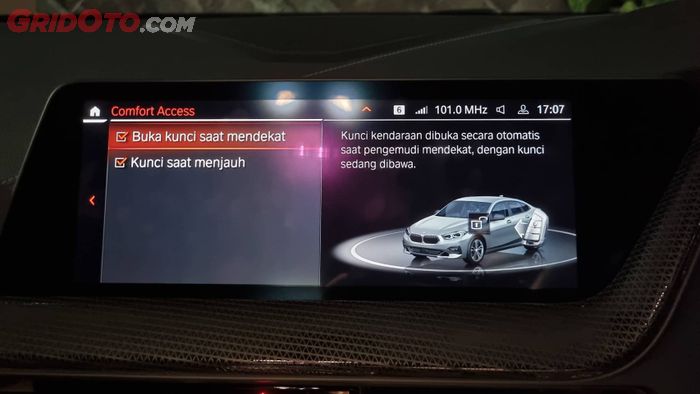 Pengaturan Comfort Access di layar iDrive.
