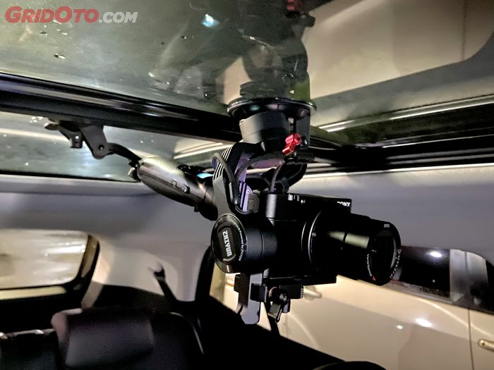 Gimbal stabilizer plus kamera termounting di panoramic sunroof Hyundai Creta Prime
