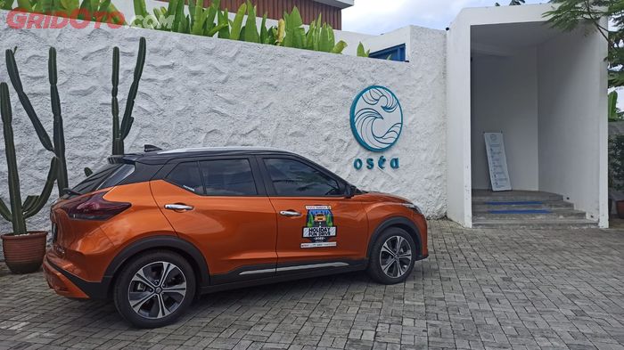 Nissan Kicks e-POWER berpose di depan Osea resto