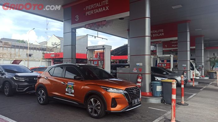 Nissan Kicks e-POWER sedang isi ulang Pertamax di Semarang