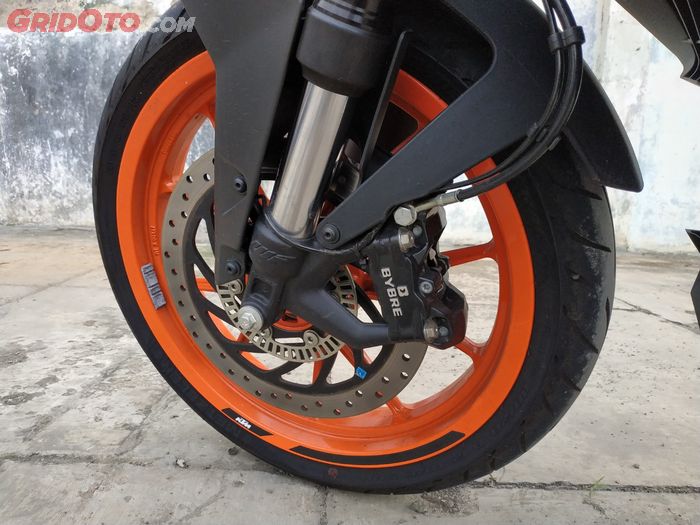 KTM Duke 250 pakai suspensi upside down WP dan kaliper radial Bybre