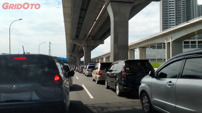 Kemacetan panjang di Tol Jakarta-Cikampek, dipadati oleh pemudik.