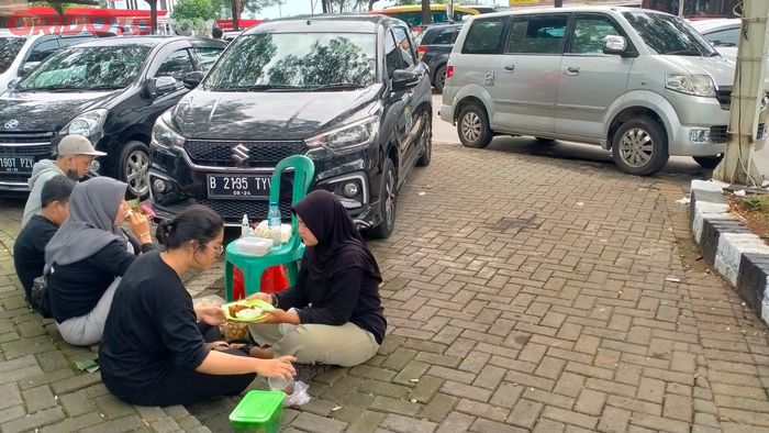 Beristirahat dan makan di Rest Area KM 39 Tol Jakarta-Cikampek.