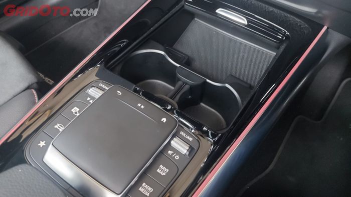 Penyimpanan di konsol tengah Mercedes-AMG GLA 35 4MATIC
