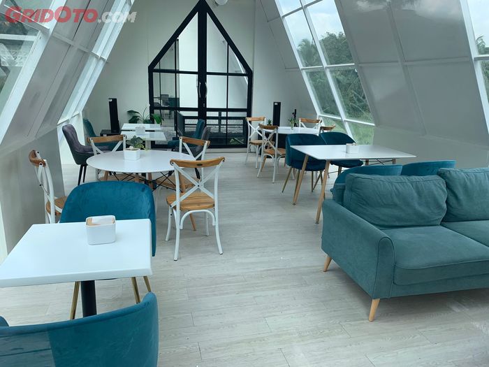 Cavelet Coffee &amp; Eatery juga menyediakan ruangan indoor untuk bersantai dengan desain estetik.