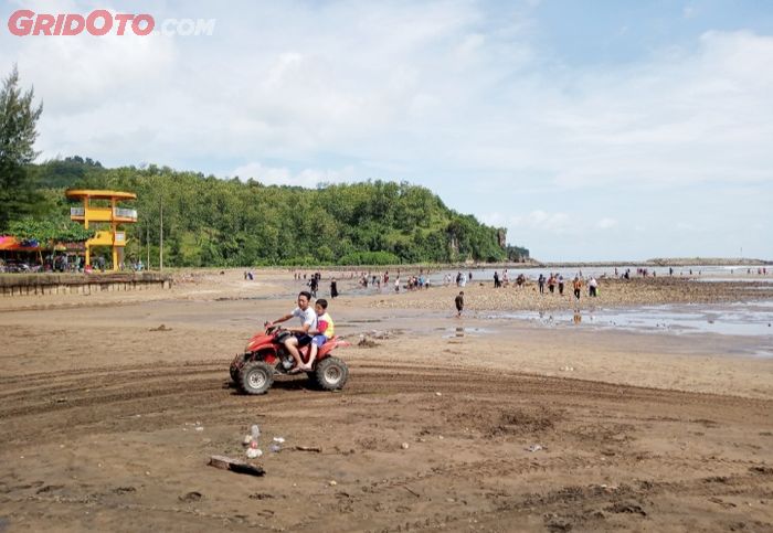 Pengunjung bisa sewa ATV di Pantai Ayah