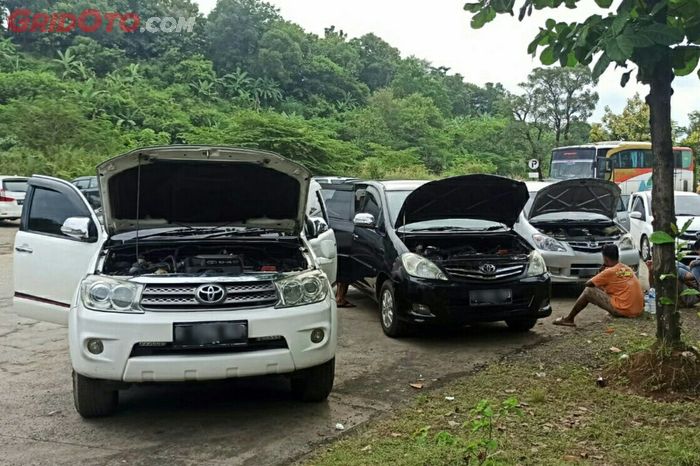 Suhu sekitar panas tidak berarti mesin overheating, ini bahaya buka kap mesin saat parkir.