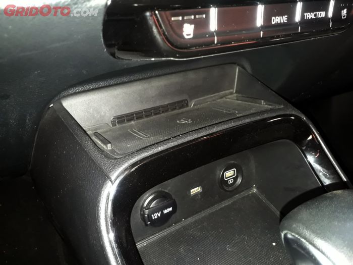 Wireless charger jadi kelengkapan ekstra Kia Sonet.