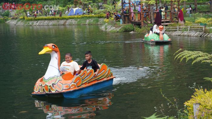 Fasilitas Bermain Perahu Bebek di Telaga Madirda yang Digemari Anak-anak