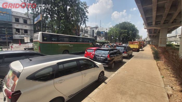 Kemacetan di Jalan Inspeksi Kalimalang pada Sabtu 7 Mei 2022