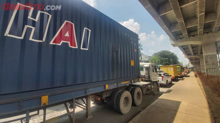 Bus dan truk trailer melewati kemacetan di Jalan Kalimalang pada Sabtu, 7 Mei 2022 