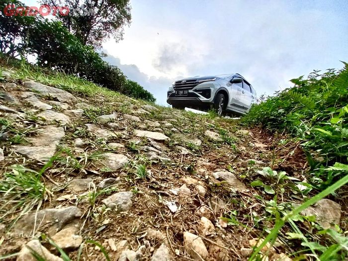 Setelah bebas dari lumpur, sebaiknya aktifkan lagi fitur TRC di Rush GR Sport