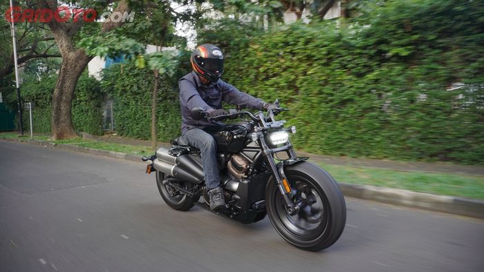Posisi berkendara ketika naik Harley-Davidson Sportster S, lengan lurus