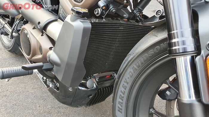 Mesin Harley-Davidson Sportster S dilengkapi dengan radiator yang cukup besar