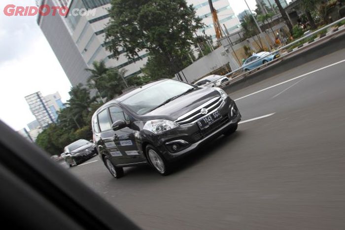 Suzuki ertiga Diesel Hybrid di jalanan Jakarta pada tahun 2017