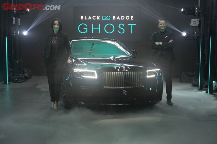 Irene Nikkein, Asia Pacific Regional Director Rolls-Royce Motor Cars (kiri) dan Michael Vetter, Group Managing Director Luxury Brands Eurokars Group Indonesia (kanan) bersama Black Badge Ghost.