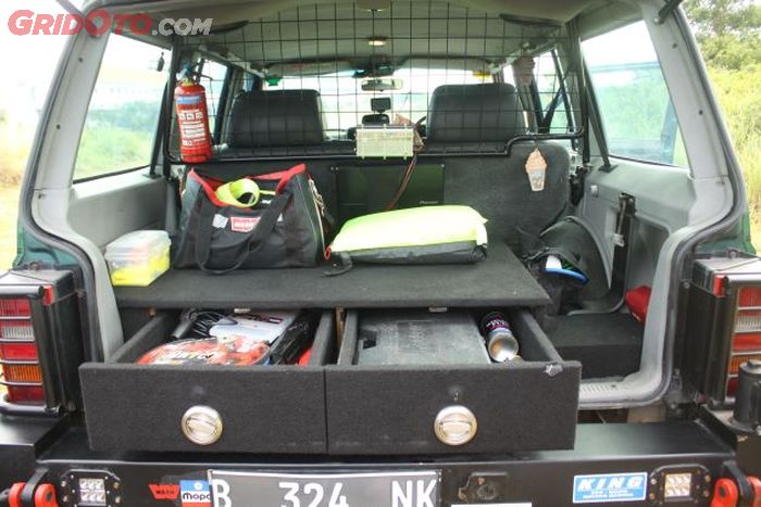 Kabin belakang dibuatkan laci penyimpanan untuk peralatan saat off-road