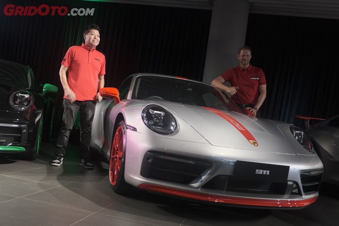 Roby Tjahyadi, GM Sales Porsche Center Jakarta (kiri) dan Michael Vetter, Managing Director Porsche Indonesia (kanan) bersama Porsche Exclusive Manufaktur 911 Chili.