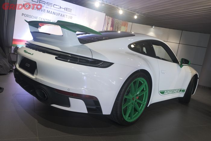 Tampak belakang Porsche Exclusive Manufaktur 911 Chili, terlihat Exclusive Manufaktur Aero-kit berupa sayap belakang.