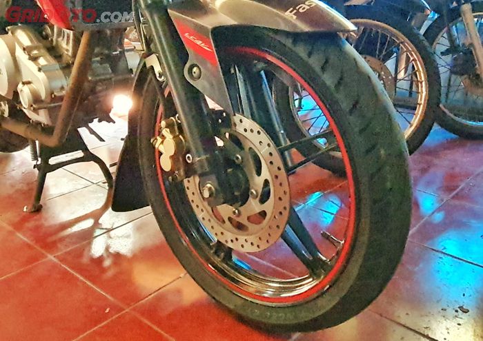 Parkirkan motor dalam kondisi standar dua, kalau enggak ada bisa pakai paddock