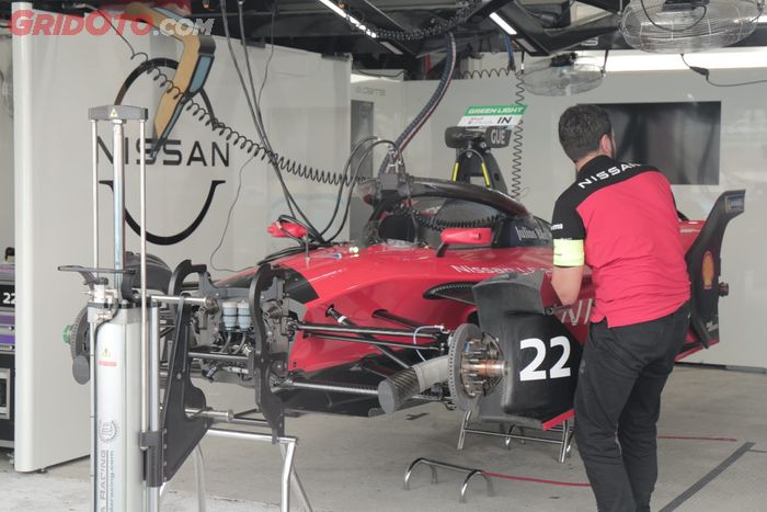 Mekanik menyiapkan mobil tim Nissan E.Dams