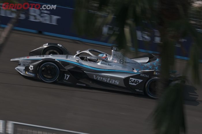 Nyck De Vries (Mercedes-EQ) tersisih di fase grup kualifikasi Formula E Jakarta 2022.