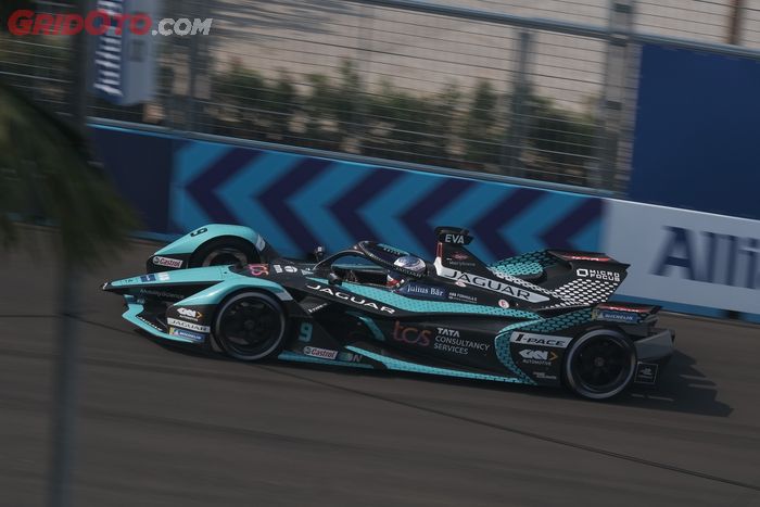 Mitch Evans (Jaguar) meroket di Formula E Jakarta 2022.