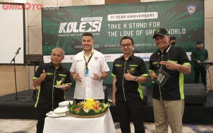 Perayaan anniversari ke-1 Koleksi diisi dengan potong tumpeng