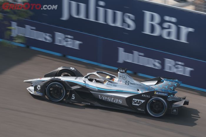 Stoffel Vandoorne (Mercedes-EQ) di Formula E Jakarta 2022.