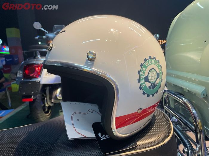 Helm dengan desain limited edition Vespa World Days 2022, hanya 2022 unit saja