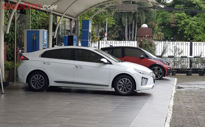 Hyundai Ioniq Electric Sedang Melakukan Charging Baterai di SPKLU PLN Gambir