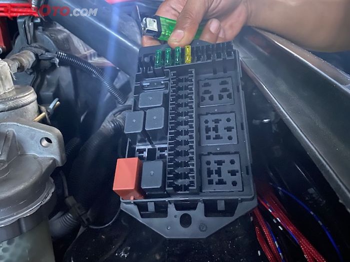Cek kotak sekring mobil apakah ada tanda-tanda terbakar atau tidak