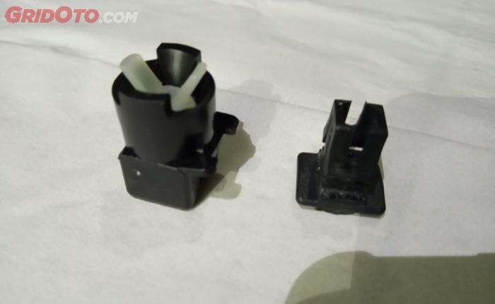 Perbedaan pivot reflektor mobil (kiri) dan pivot reflektor PCX 160 (kanan) 