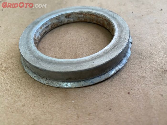 Center ring berguna agar pelek mobil aftermarket bisa bertumpu pada hub roda, bukan kekencangan baut.